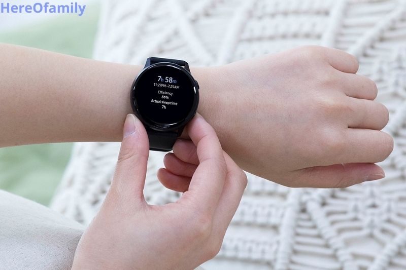 How does a Samsung Galaxy watch track sleep